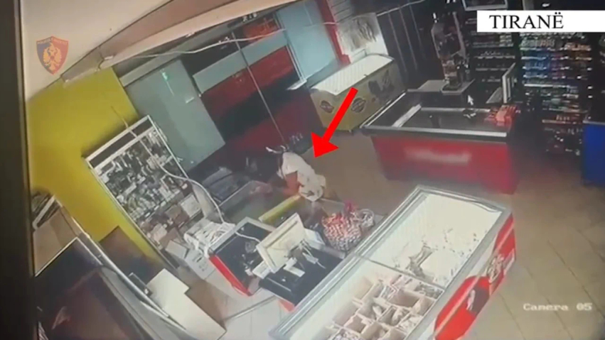 te dyshuar per 6 raste vjedhjeje ne 24 oret e fundit ne pranga 2 persona ne tirane nje prej tyre kishte thyer masen arrest ne shtepi 6a8ac291f3c3c