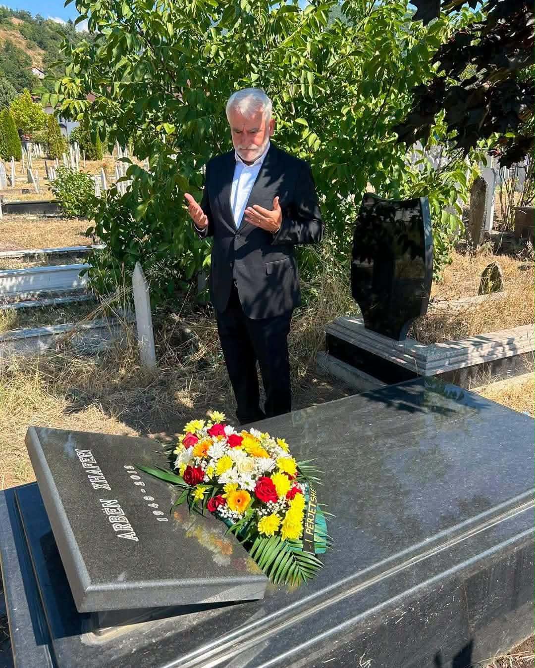 Thaçi homazhe tek varri i Arber Xhaferit 1 thaci homazhe tek varri i arber