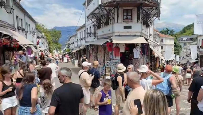 Turistët e huaj magjepsen nga Gjirokastra, veçojnë historinë dhe arkitekturën 3 turistet e huaj magjepsen nga gjirokastra vecojne historine dhe arkitekturen 6a7ec8ef80ad4