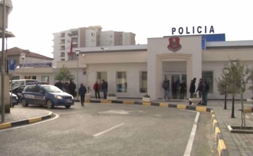 U arrestua para dy ditësh për vjedhje, 32-vjeçari ndërron jetë në ambientet e komisariatit të Vlorës 1 u arrestua para dy ditesh per vjedhje 32 vjecari nderron jete ne ambientet e komisariatit te vlores 6a954e924343b