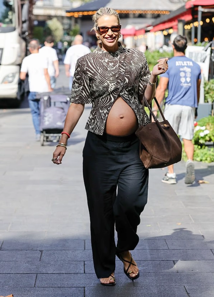 vogue williams frymezohet nga anne hathaway dhe ekspozon barkun e shtatzenise 6a7c271ceac5b