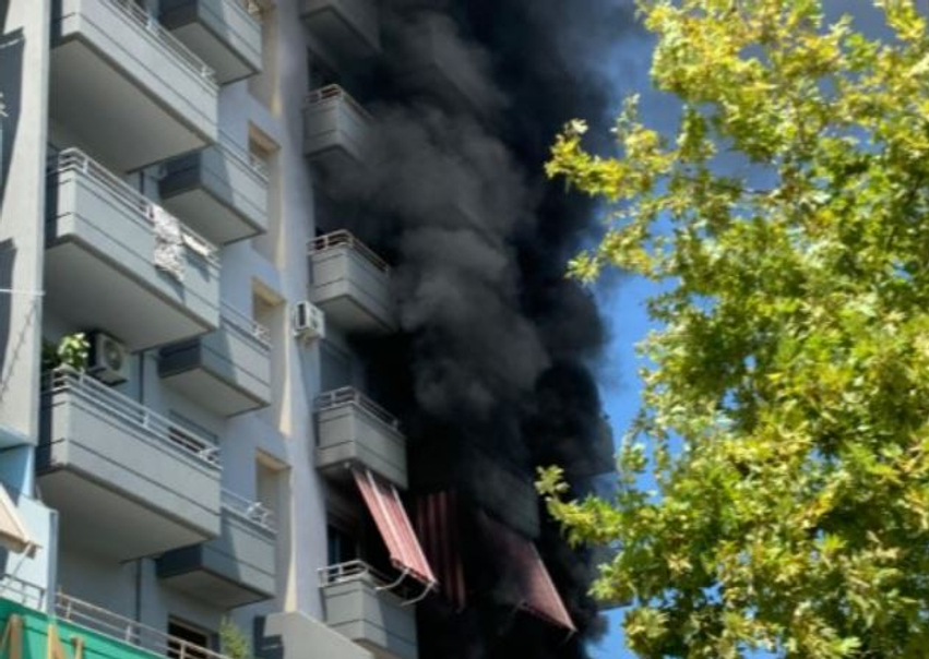 zjarr ne nje pallat ne vlore flaket perfshijne nje apartament ne katin e trete detajet e para 6a6f2f337fa9b