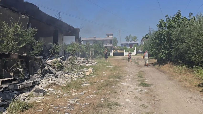 zjarri ne magazinen e fishekzjarreve ne shkozet banoret te shqetesuar tymi vijon te mbuloje zonen 6a6e320ee93a7