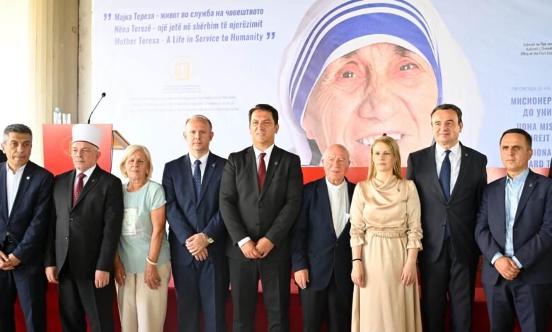 Zv/kryeministrit Sali bashkë me Kurtin dhe krerët e VLEN-it nderojnë figurën e Nënë Terezës 1 zv kryeministrit sali bashke me kurtin dhe kreret e vlen it nderojne figuren e nene terezes 6a8ef323b66c5