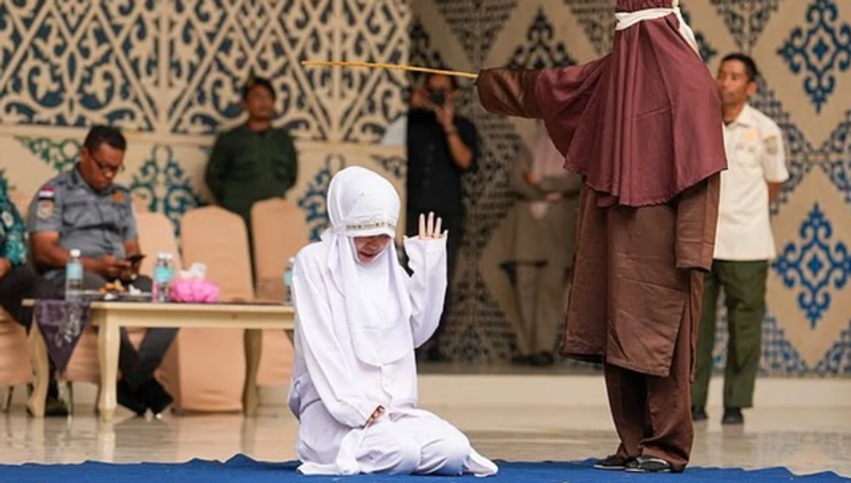 100 gditje me kamxhik per tradhti bashkeshortore ne indonezi gruaja rrezohet nga dhimbja 6aac283a0eab3