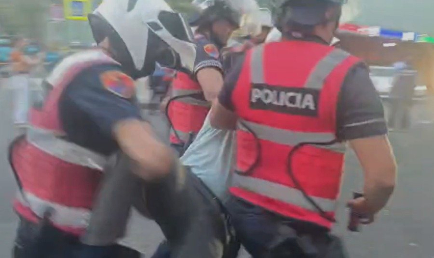 101 dite protesta lironi qytetaret protestuesit para drejtorise se policise ku ka te arrestuar 6aa0673005cd7