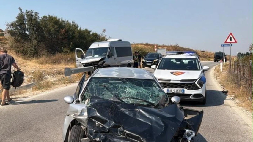 Aksident në Selenicë, përplasen automjeti dhe furgoni, 6 persona të lënduar 3 aksident ne selenice perplasen automjeti dhe furgoni 6 persona te lenduar 6a9ec15113315