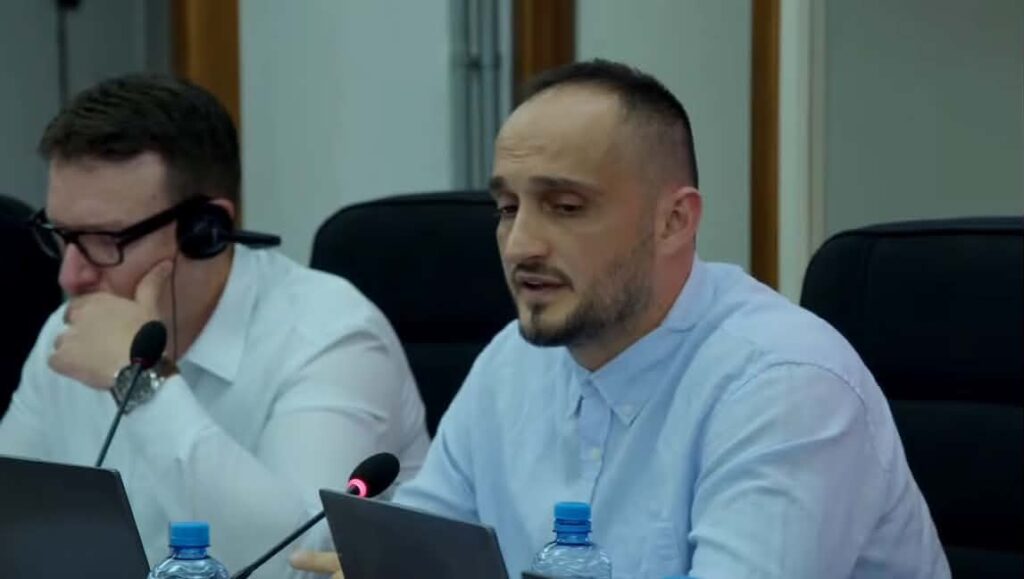 Alarm në Llopat të Kumanovës: Nxënësit mësojnë nën kulm kancerogjen! 3 alarm ne llopat te kumanoves nxenesit mesojne nen kulm kancerogjen 6ab432cd4775a
