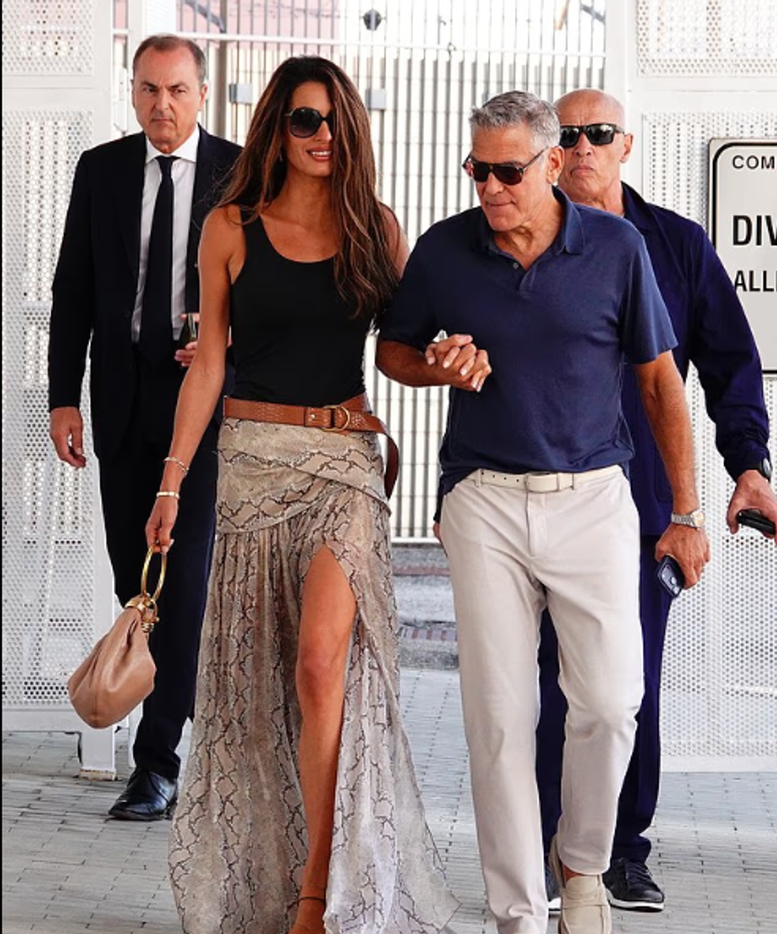 Amal Clooney shkëlqen në Venecia, shfaqet elegante krah bashkëshortit George 1 amal clooney shkelqen ne venecia shfaqet elegante krah bashkeshortit george 6a9c1f7f78f2e