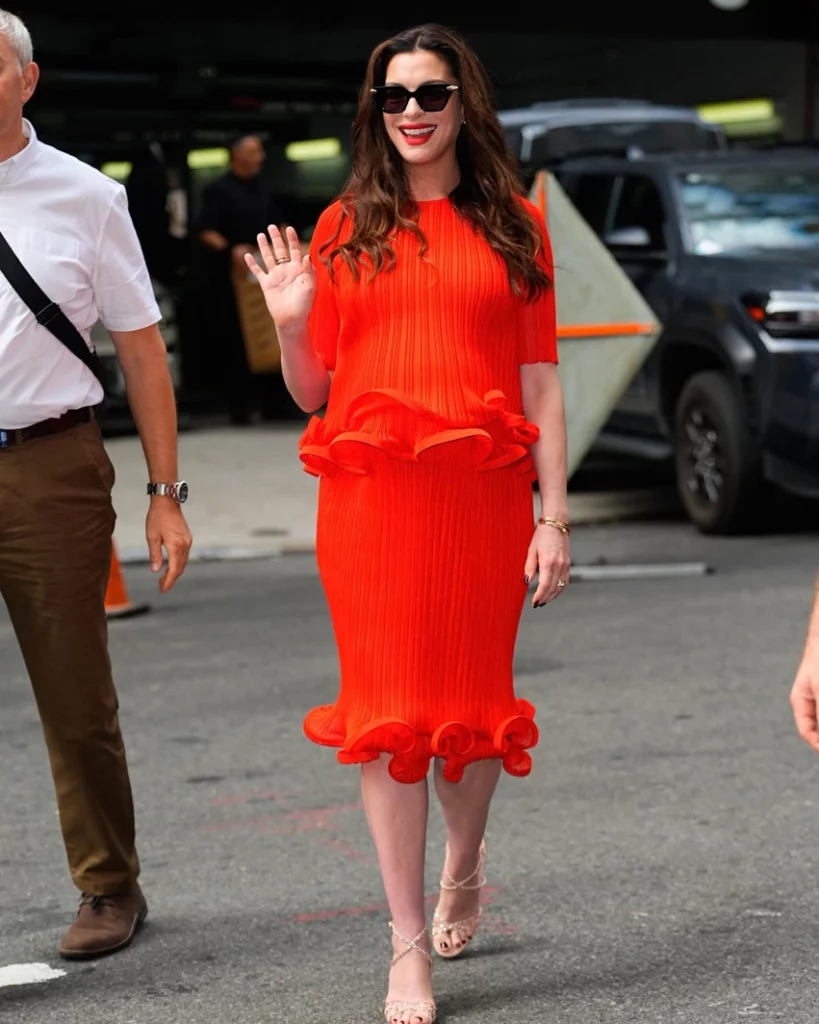 Anne Hathaway shkëlqen në të kuqe gjatë promovimit të “Verity” në New York 2 anne hathaway shkelqen ne te kuqe gjate promovimit te verity ne new york 6aae5c3d71832