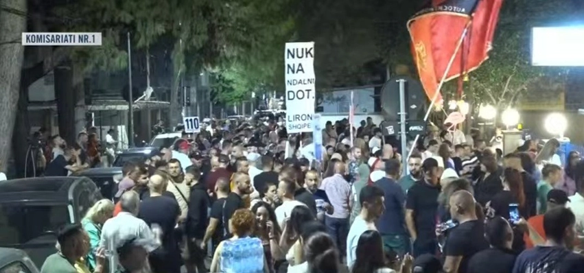 “Arrestoni Ramën!”- Revolta antiqeveritare mbyllet te Komisariati Nr. 1, qytetarët e vendosur: Dorëheqje! Lironi çunat! 3 arrestoni ramen revolta antiqeveritare mbyllet te komisariati nr 1 qytetaret e vendosur doreheqje lironi cunat 6aac60d038304
