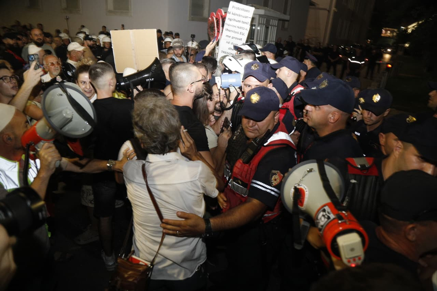 bllokuan per dy ore ramen ne zyre policia arreston 14 protestues pas tensioneve para kryeministrise 6a97d57344847