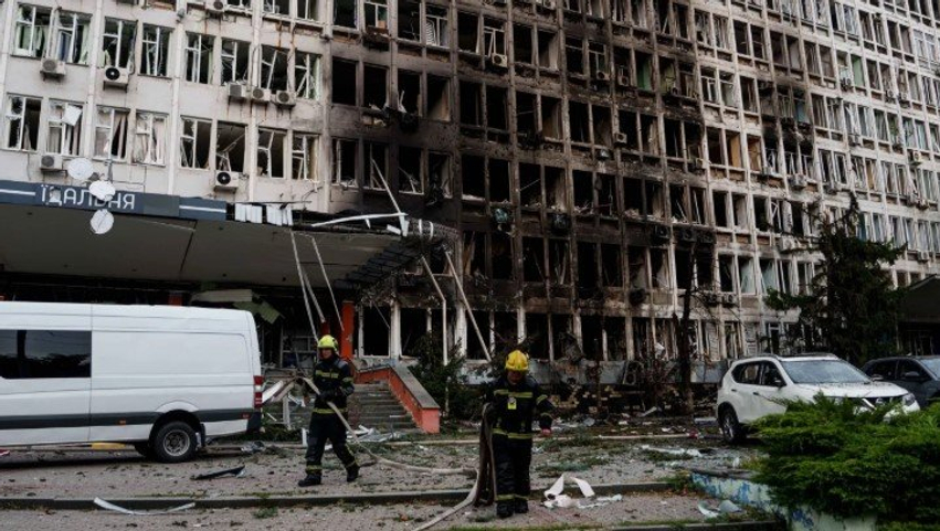bresheri sulmesh nga rusia dhe ukraina ne shenjester kompanite e logjistikes dhe zonat e banimit 6ab6285160c35