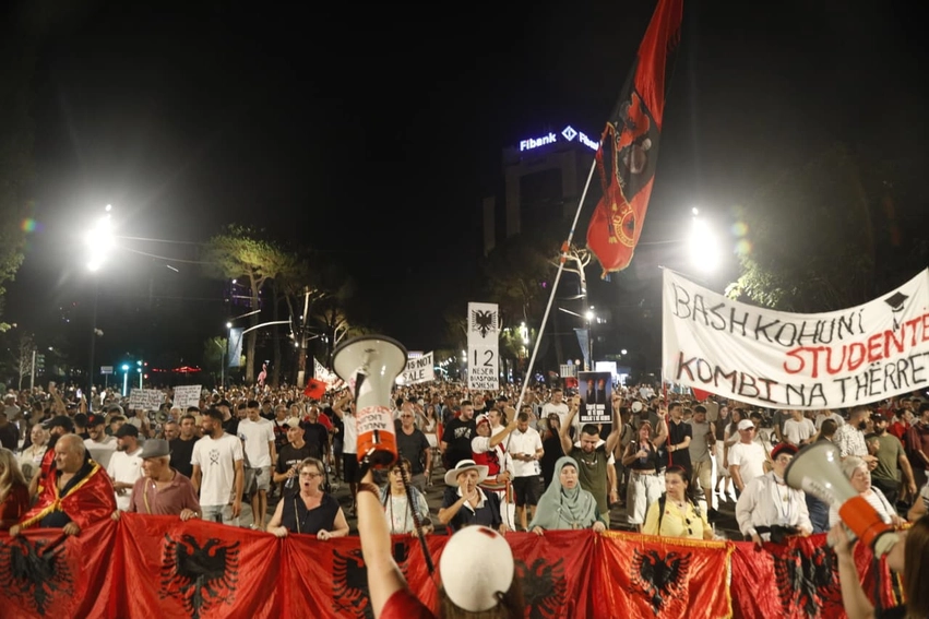 dita e 108 te e revoltes qytetare kerkohet doreheqja e rames dhe qeverise se tij 6aa8dcd1a5e2c