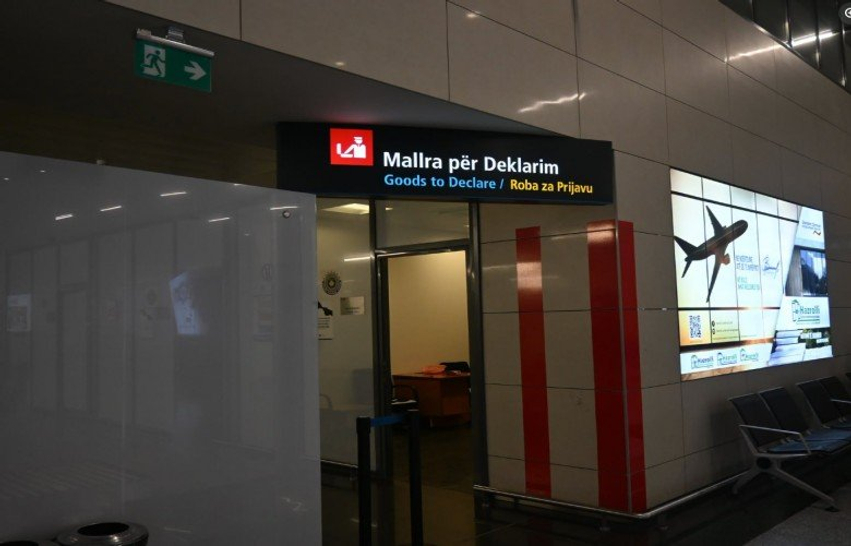dogana shton kontrollet ne aeroport rikujton udhetaret per deklarim te mallrave 6aa2b555a35e5