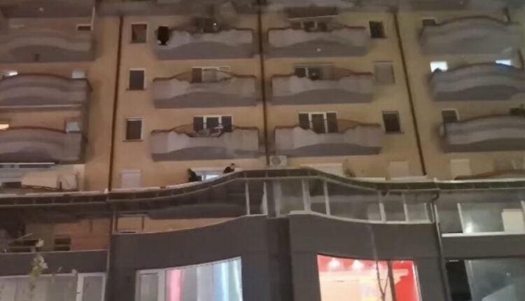 Dramë si në filma aksion në Tetovë: Policia bastis banesën ku kryhej prostitucion, vajza që ndërmjetësonte kërcënon me vetëvrasje 3 drame si ne filma aksion ne tetove policia bastis banesen ku kryhej prostitucion vajza qe ndermjetesonte kercenon me vetevrasje 6ab254b5dd043