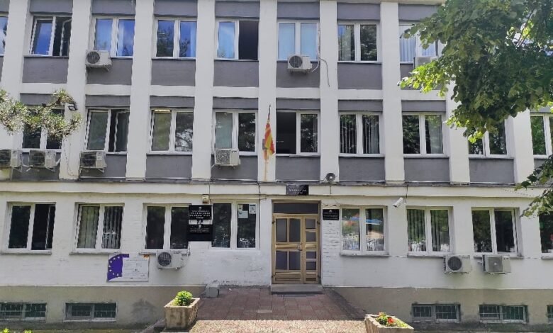 droni hyri ne nje banese dhe filmoi banoret teksa flinin policia po e kerkon autorin 6aad45a5efa92