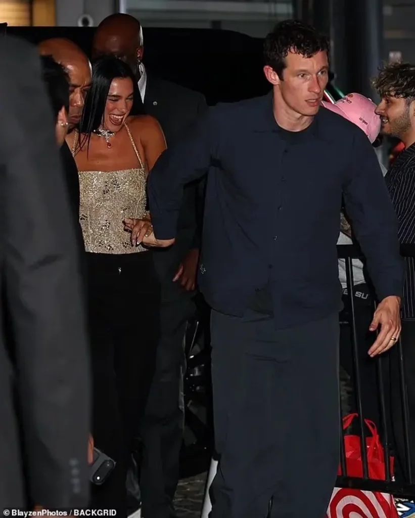 dua lipa dhe callum turner shkelqejne ne new york terheqin vemendjen ne eventin e bvlgari 6aa27ebb7ad33