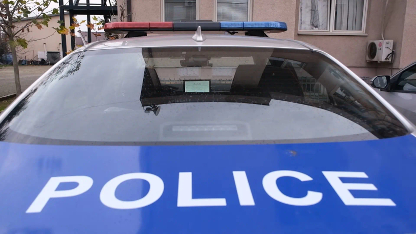 e ofendoi dhe e shtyu policen prangoset burri ne podujeve 6ab232f30f49f