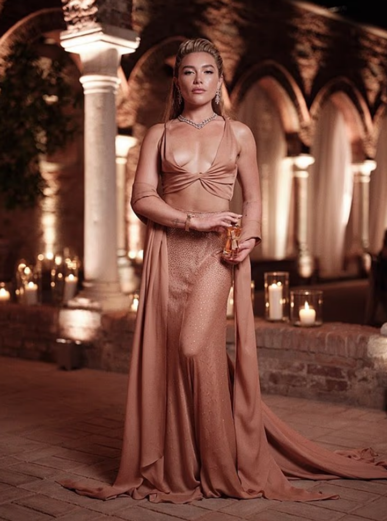 florence pugh mahnit ne venecia me dekolte te theksuar dhe fund vezullues 6aa14963b7f6f