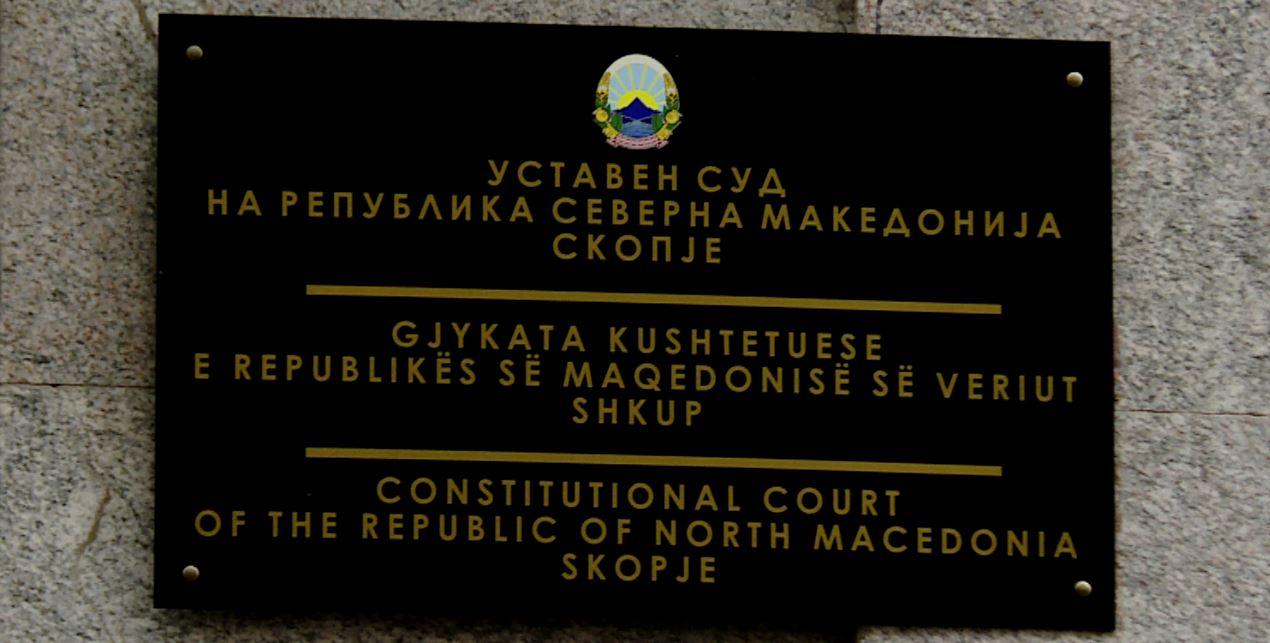 Gjykata Kushtetuese pa gjyqtarin e nëntë, lënda e gjuhëve mbetet pezull 1 gjykata kushtetuese pa gjyqtarin e nente lenda e gjuheve mbetet pezull 6a9dc94ee4a75