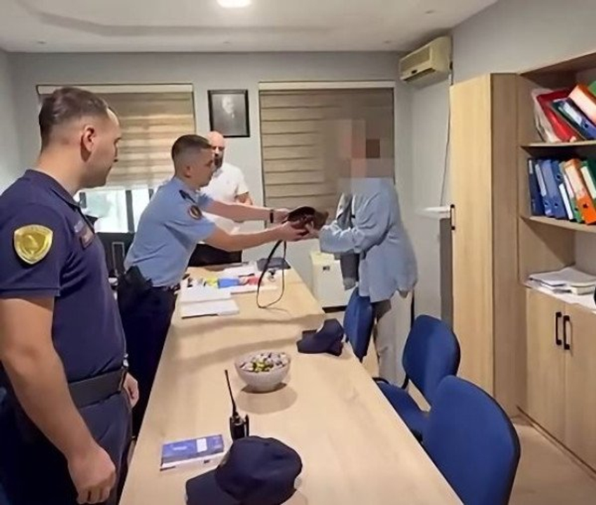 i gjeten canten dhe arrestuan te dyshuarin gjermania falenderon policet ne tirane 6ab3f5701b901