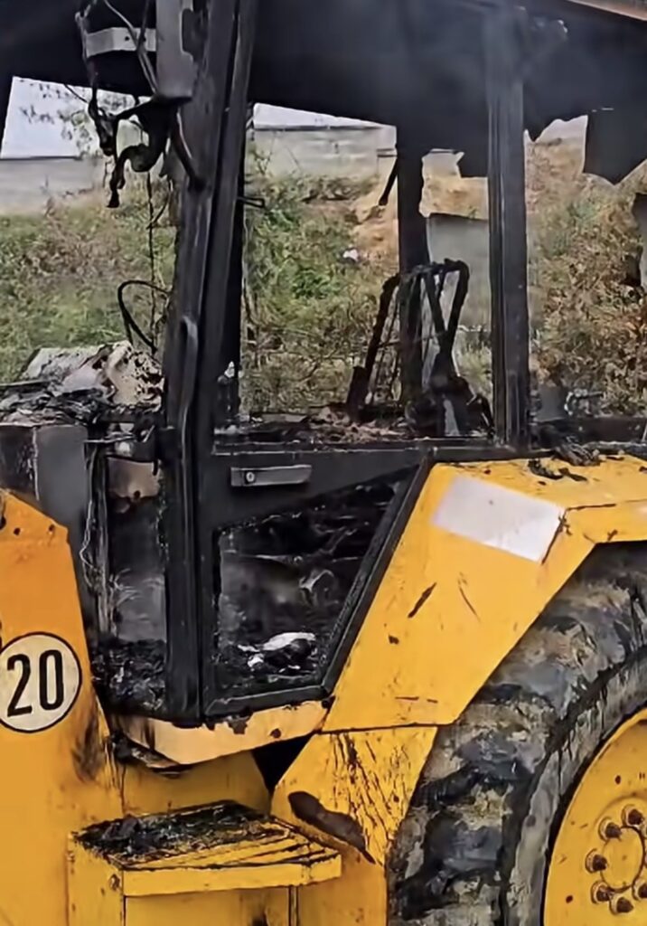 I vihet flaka bagerit të fshatit në Gllogje, rasti denoncohet në polici (Video) 1 i vihet flaka bagerit te fshatit ne gllogje rasti denoncohet ne polici video 6aa5ce6fec938