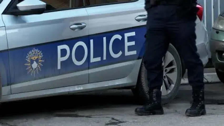 Incident në Zubin Potok: Shoferi godet policin teksa tentonte të largohej 3 incident ne zubin potok shoferi godet policin teksa tentonte te largohej 6aa2612c9f329