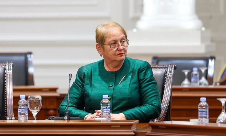 Janevska: Është rritur mbështetja për nxënësit e talentuar, nxisim pjesëmarrje më të madhe në olimpiadat dhe garat ndërkombëtare 5 janevska eshte rritur mbeshtetja per nxenesit e talentuar nxisim pjesemarrje me te madhe ne olimpiadat dhe garat nderkombetare 6a9e8ce2ccb80