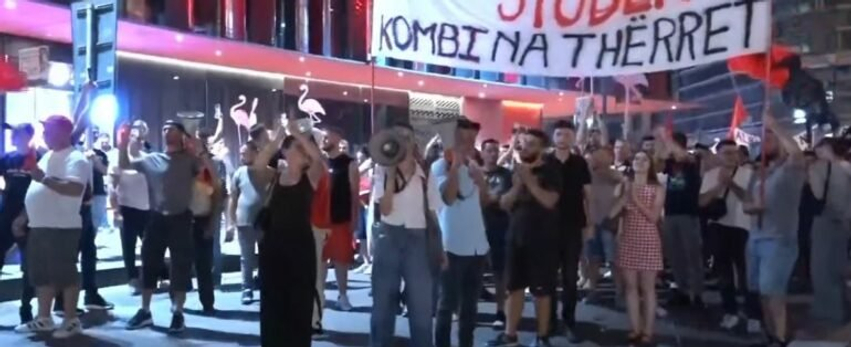 “Ju erdhi fundi”, revolta kundër kryeministrit, mesazhi i qytetarëve: Arrestoni Ramën 3 ju erdhi fundi revolta kunder kryeministrit mesazhi i qytetareve arrestoni ramen 6aaee7b583fd0