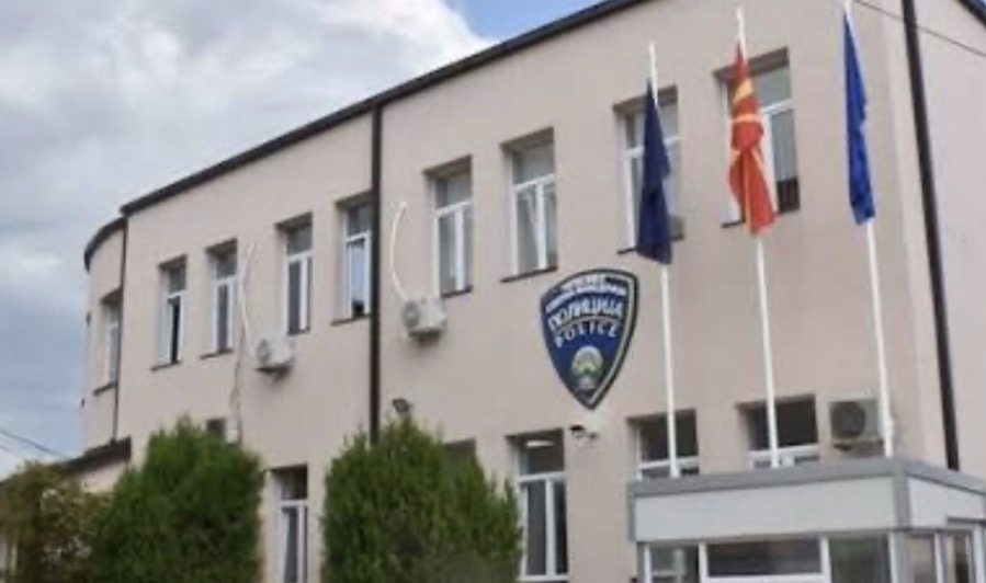 Kanadezi në telashe: Bleu ilegalisht artefakt në Kumanovë, dyshohet se donte ta nxirrte jashtë vendit! 3 kanadezi ne telashe bleu ilegalisht artefakt ne kumanove dyshohet se donte ta nxirrte jashte vendit 6a9ad1ed3a6b4