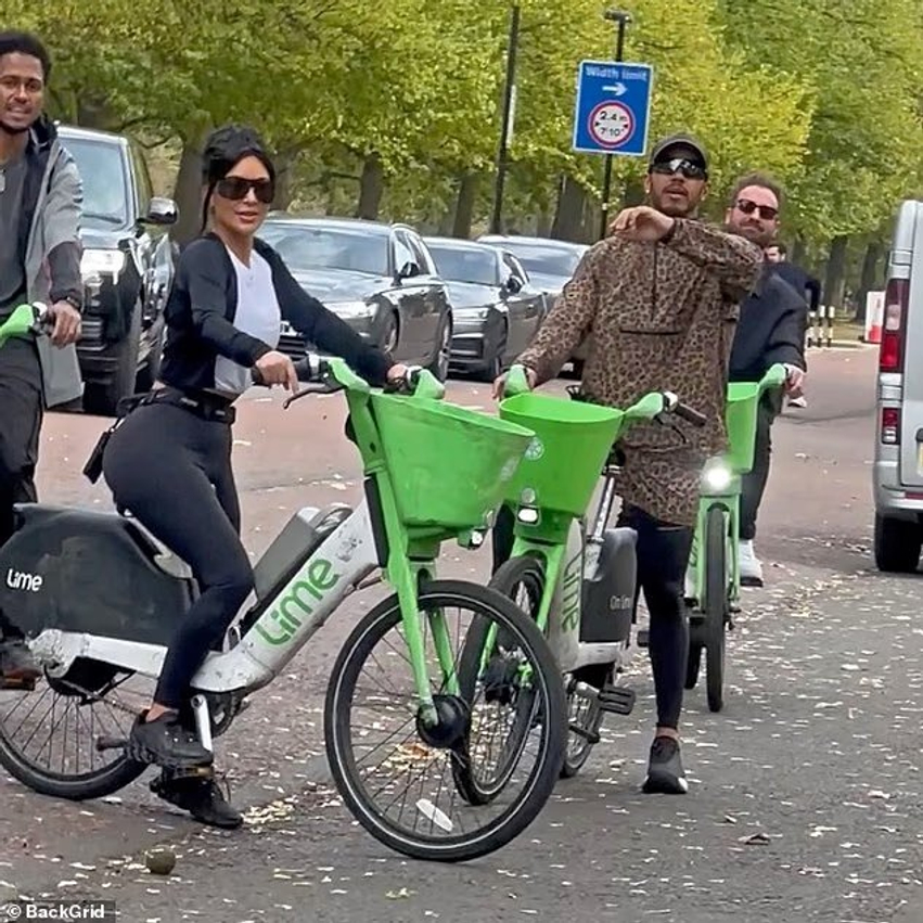 Kim Kardashian dhe Lewis Hamilton befasojnë në Londër, zgjedhin biçikletat Lime për të eksploruar qytetin 3 kim kardashian dhe lewis hamilton befasojne ne londer zgjedhin bicikletat lime per te eksploruar qytetin 6aaee8dc49290