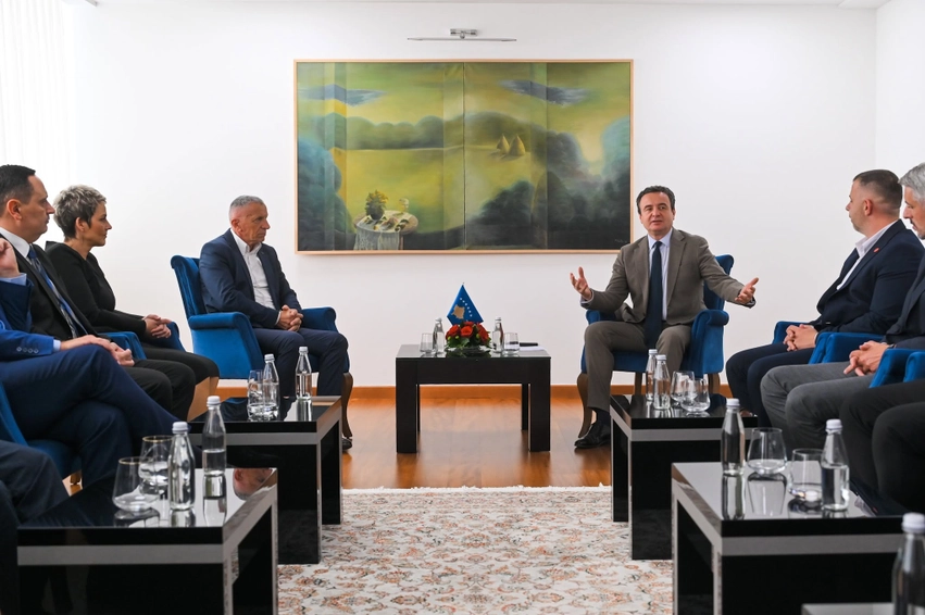 Kurti takon përfaqësuesit e Luginës, jep mesazhin e qartë për mbështetjen e shqiptarëve 2 kurti takon perfaqesuesit e lugines jep mesazhin e qarte per mbeshtetjen e shqiptareve 6aa9a1344d7bd