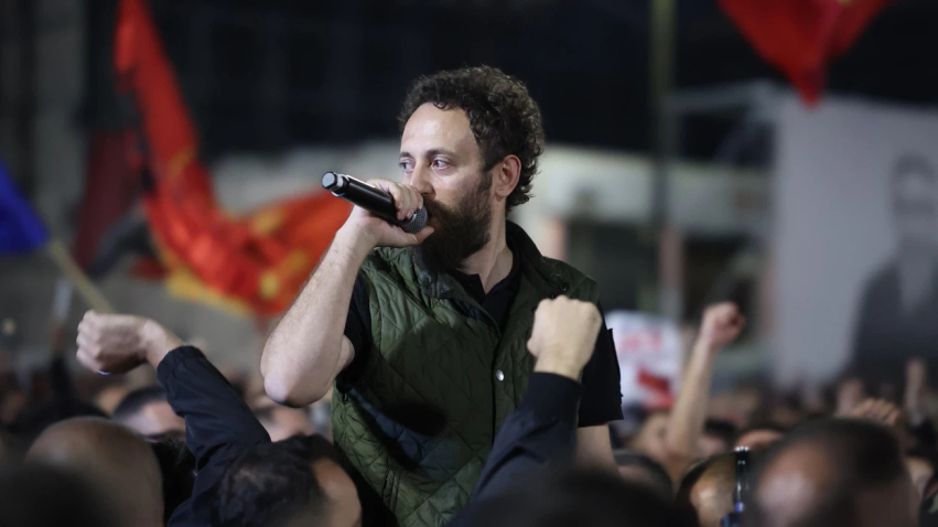 “Liria është edhe përgjegjësi” – mesazhi i Hazirit në natën e tetë të protestës 1 liria eshte edhe pergjegjesi mesazhi i hazirit ne naten e tete te protestes 6ab42d3312791