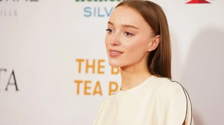 Martohet ylli i “Bridgerton”, Phoebe Dynevor, dasma u u bë në një kështjellë në Francë 3 martohet ylli i bridgerton phoebe dynevor dasma u u be ne nje keshtjelle ne france 6aad0abd5d4c4