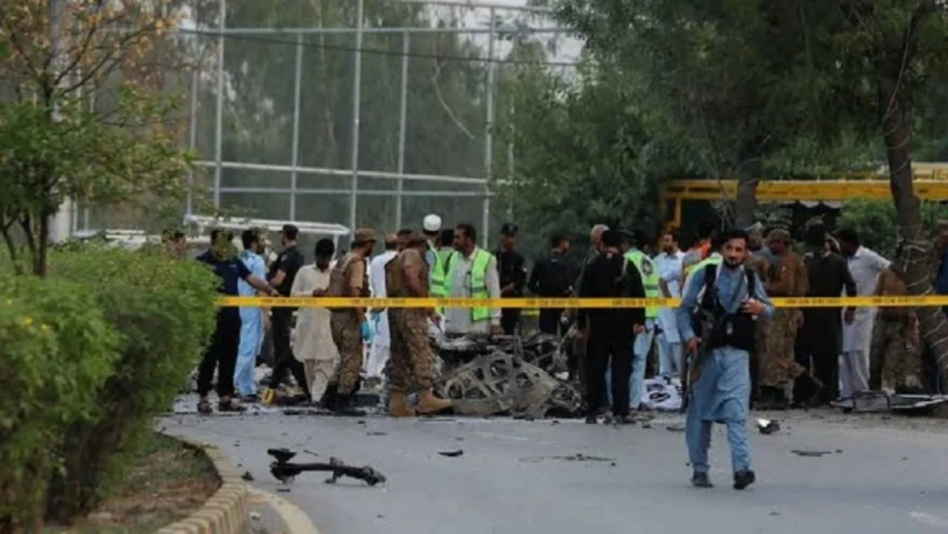masaker ne pakistan makina e mbushur me eksploziv perplaset ne nje xhami humbin jeten te pakten 16 persona mes tyre pese police 6aad261391926
