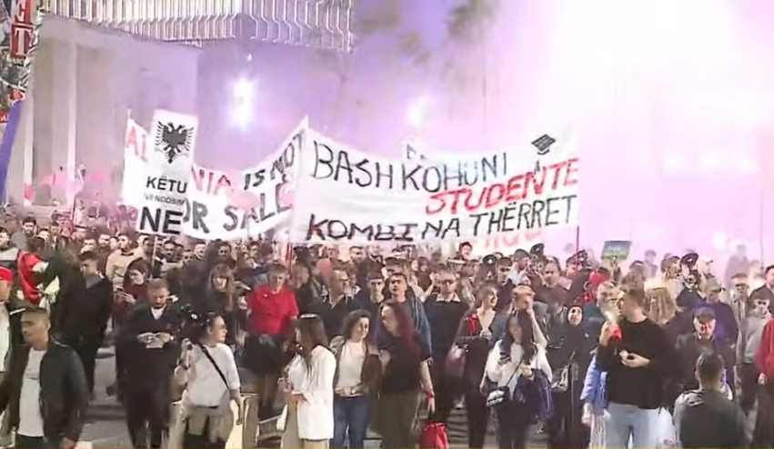 Mbyllet dita e 120-të, protestuesit i kundërpërgjigjen Ramës: Ti je koka e krimit! 3 mbyllet dita e 120 te protestuesit i kunderpergjigjen rames ti je koka e krimit 6ab98fd04e2a3