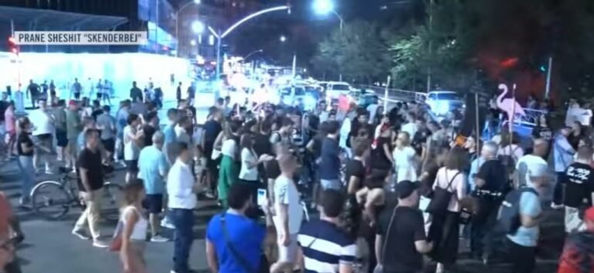 Mbyllet tubimi i 102, thirrjet e protestuesve: Nesër më shumë 2 mbyllet tubimi i 102 thirrjet e protestuesve neser me shume 6aa1d4d5d9881