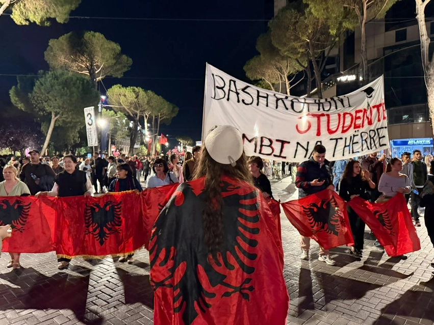 “Nesër më shumë!”- Përfundon protesta e 122-të kundër qeverisë dhe kryeministrit, qytetarët të vendosur: Edi Rama, jep dorëheqjen! 1 neser me shume perfundon protesta e 122 te kunder qeverise dhe kryeministrit qytetaret te vendosur edi rama jep doreheqjen 6abc32d2be2b0