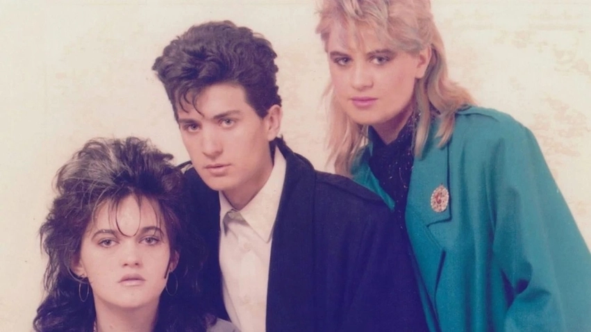 pa filter pa ai gili hap arkiven e vitit 1985 duke publikuar nje fotografi te rralle me grupin trio rona 6aa2ef3c656e1