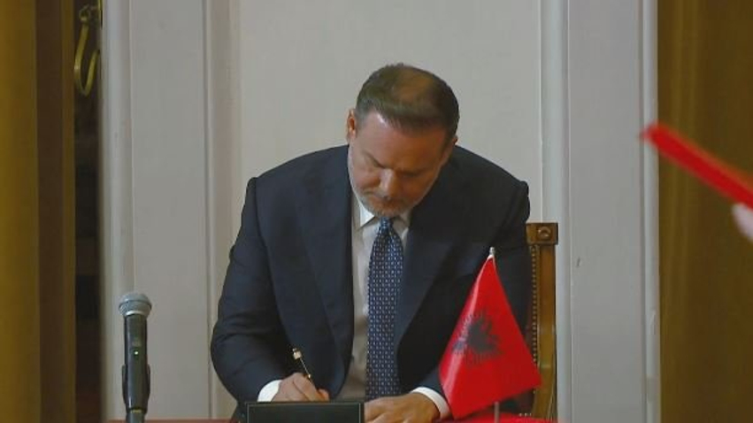 Parlamenti miratoi emërimin, Ervin Demo betohet në Presidencë si ministër i Brendshëm 1 parlamenti miratoi emerimin ervin demo betohet ne presidence si minister i brendshem 6aad0991affcc