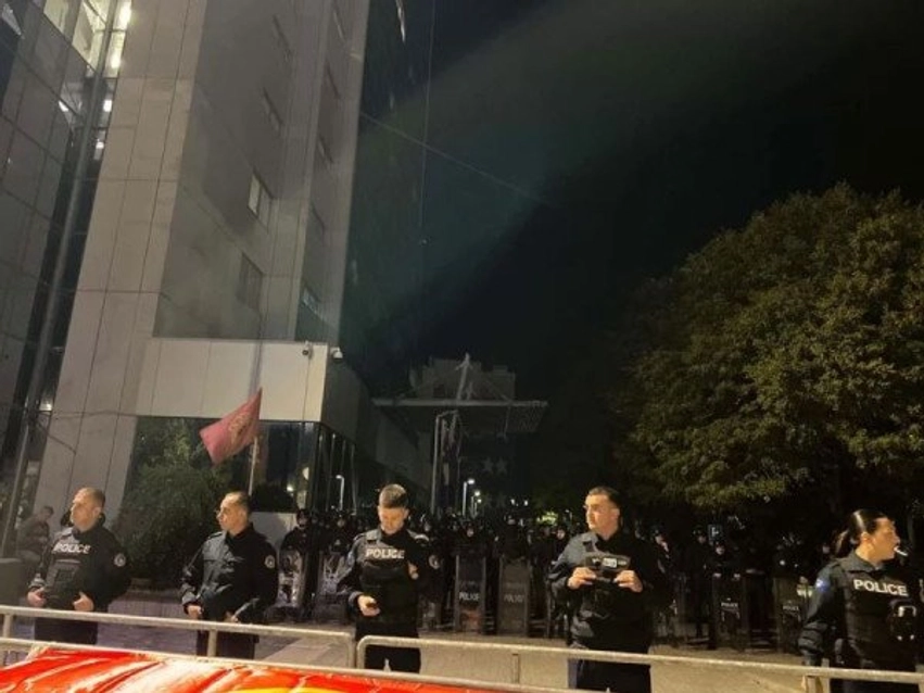 Policia përgënjeshtron dezinformatat për ndalimin e qytetarëve me flamuj të UÇK-së 1 policia pergenjeshtron dezinformatat per ndalimin e qytetareve me flamuj te uck se 6ab01c9329a96