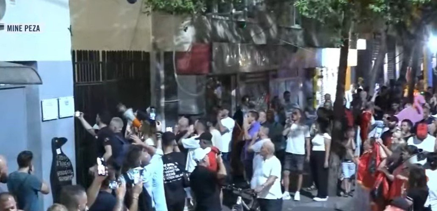 protesta te komisariati nr 3 ne mbeshtetje te te arrestuarve qytetaret goca cuna jemi ketu gjithe shqiperia eshte me ju 6a99ebd0d22c0