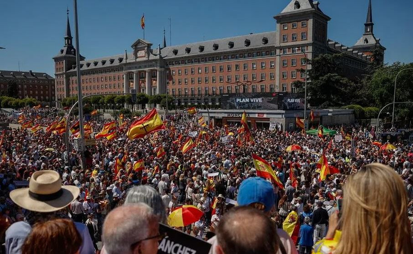 proteste masive ne madrid per krizen e emigranteve ne ceuta kerkohet doreheqja e sanchez dhe zgjedhje te parakohshme 6ab7b22a72f1c