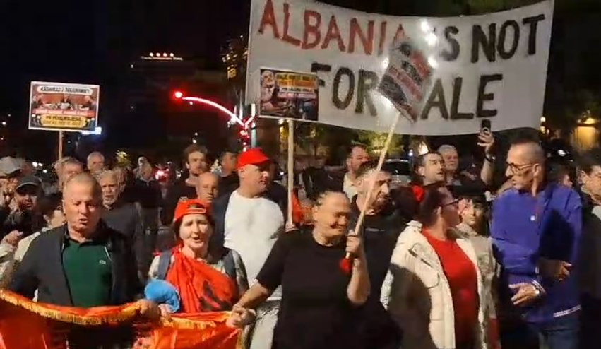 Revolta qytetare në ditën e 122, protestuesit kërkojnë dorëheqjen e kryeministrit: Arrestoni Ramën 3 revolta qytetare ne diten e 122 protestuesit kerkojne doreheqjen e kryeministrit arrestoni ramen 6abb51d1bf7fc