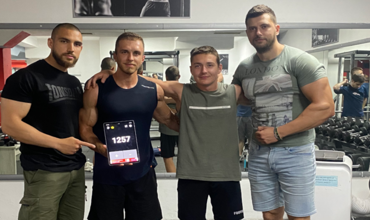 Shtetasi i Maqedonisë thyen rekordin botëror, realizoi 1.257 pompa për 1 orë me 9 kg peshë 1 shtetasi i maqedonise thyen rekordin boteror realizoi 1 257 pompa per 1 ore me 9 kg peshe 6ab13b720149c