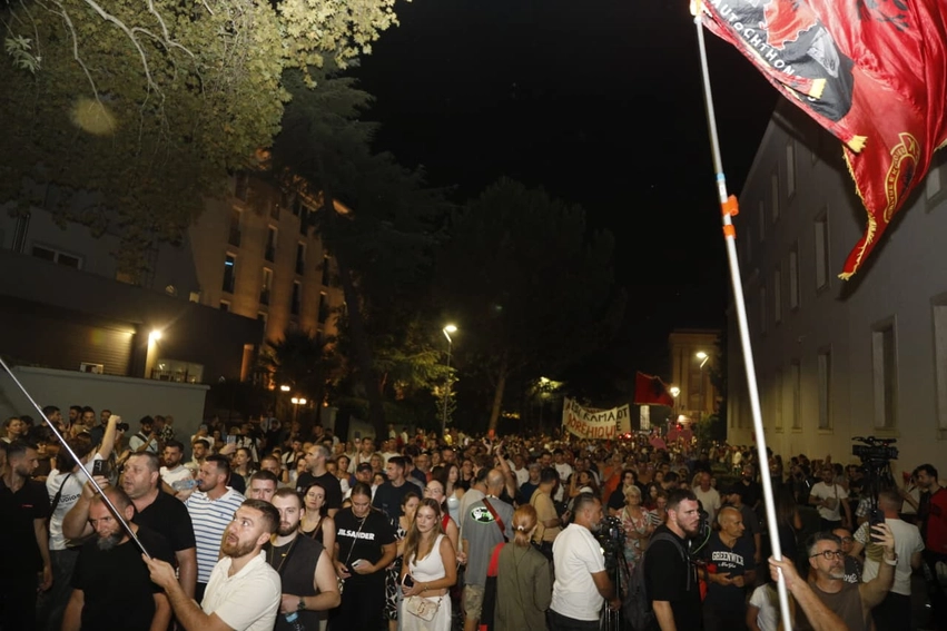 Sot dita e 101-të e revoltës kundër qeverisë, qytetarët protestë para parlamentit: T’i presim deputetët me vezë, s’na përfaqësojnë 3 sot dita e 101 te e revoltes kunder qeverise qytetaret proteste para parlamentit ti presim deputetet me veze sna perfaqesojne 6a9fa2501a5c7