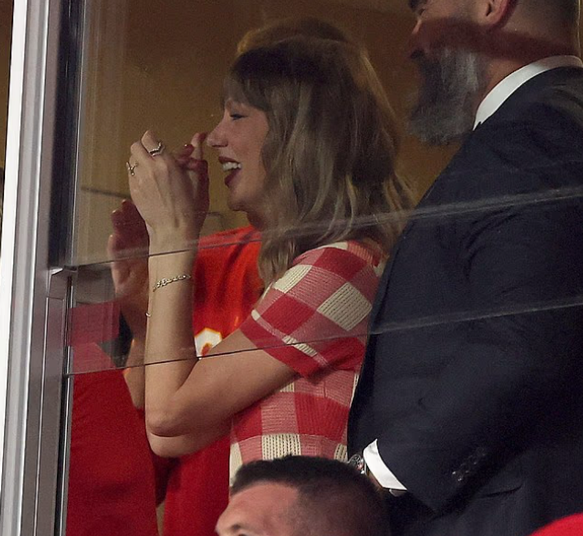 Taylor Swift tërheq vëmendjen me unazat e martesës pranë Tom Cruise 3 taylor swift terheq vemendjen me unazat e marteses prane tom cruise 6aaa67bceaac4