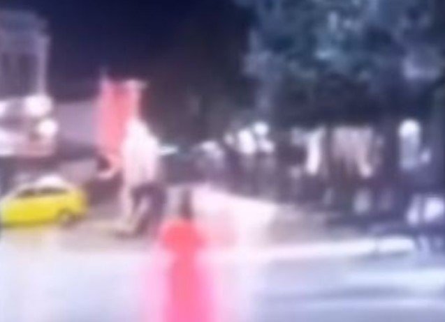 U shfaq një video rrëqethëse: Një person i panjohur e tërhoqi zvarrë banorin nga Strumica, para se ai të gjendej i vdekur në oborrin e spitalit të Manastirit 3 u shfaq nje video rreqethese nje person i panjohur e terhoqi zvarre banorin nga strumica para se ai te gjendej i vdekur ne oborrin e spitalit te manastirit 6a99efa5b72a9
