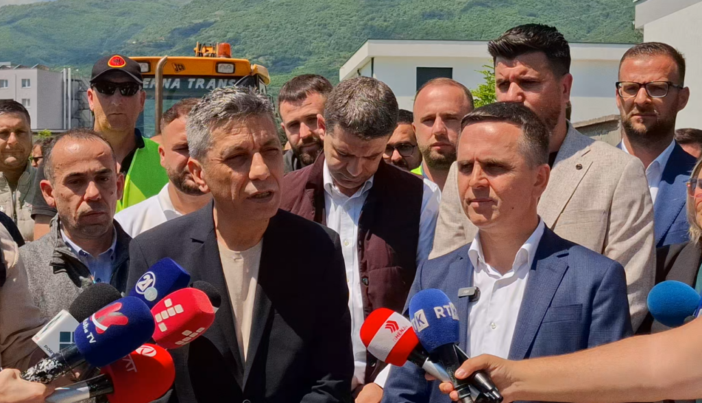 VLEN pa qëndrim për intonimin e himnit në shkollat e Gazi Babës, në zgjedhje paralajmëroi barazi për simbolet 2 vlen pa qendrim per intonimin e himnit ne shkollat e gazi babes ne zgjedhje paralajmeroi barazi per simbolet 6aa1858e77b1e